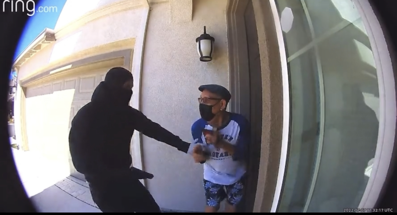 Old man robbed after being followed (video)